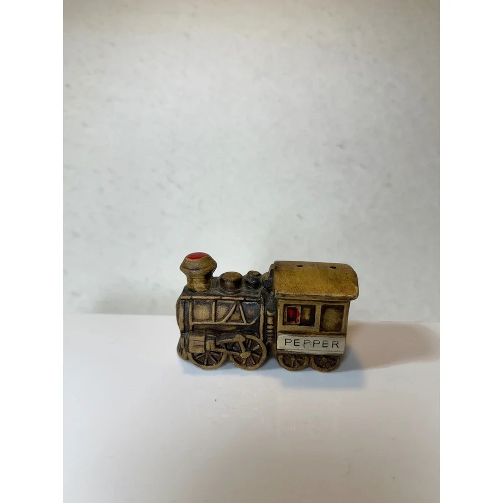 Vintage Train Salt and Pepper Shaker Set Nostalgic Decorative Kitchenware